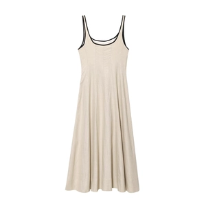 Détail de la bordure noire contrastante sur une robe midi beige sans manches de qualité