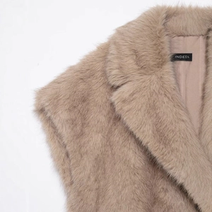 Gilet en fausse fourrure marron clair pour femme avec texture douce et détail de col