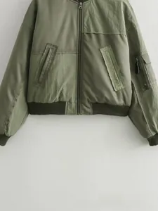 Détail du blouson aviateur vert armée avec design patchwork et col en tricot côtelé