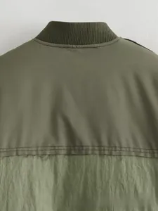 Détail du bomber vert armée avec col côtelé et texture de tissu en patchwork moderne