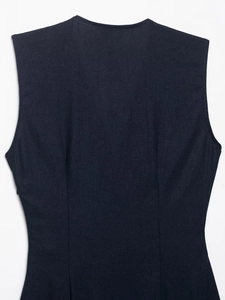 Detailansicht der Rückennähte und Leinenstruktur dieses dunkelblauen ärmellosen Midikleids