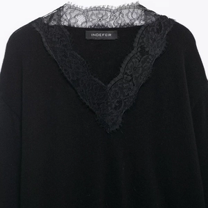 Pull en maille noir pour femme avec col en V, dentelle florale et bords de cils fins