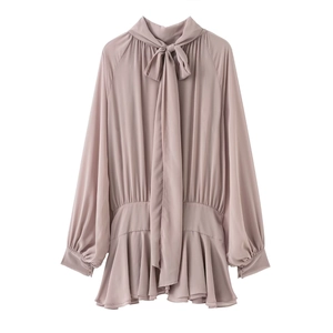 Elegante vestido malva de manga larga con lazo al cuello y dobladillo con volantes