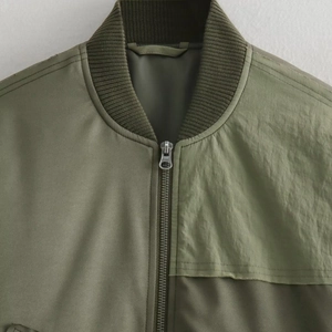 Veste bomber vert olive avec col montant, bordures côtelées et fermeture éclair en métal