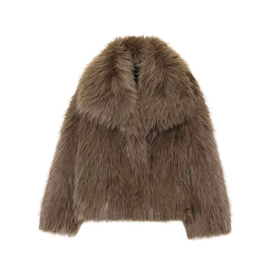 Veste en fausse fourrure marron avec revers surdimensionnés et texture moelleuse