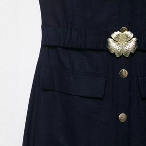 Dunkelblaues ärmelloses Leinen-Midikleid mit V-Ausschnitt und goldener Blumenschnalle