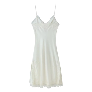 Robe nuisette élégante en satin blanc avec dentelle florale fine et fines bretelles