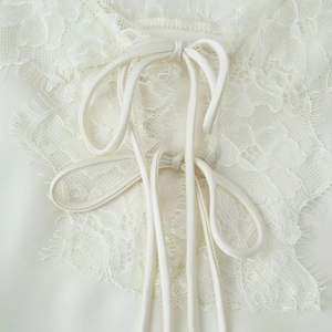Robe à bretelles en dentelle blanche avec motifs floraux et finitions en dentelle cil