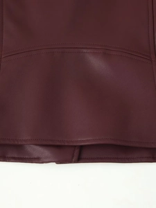 Détail de la texture cuir synthétique bordeaux et finitions de couture double renforcée