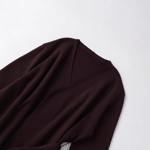 Cardigan in maglia marrone scuro con scollo a V e cintura su sfondo bianco pulito