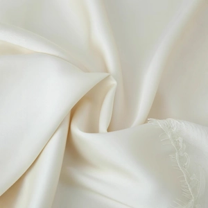 Robe nuisette élégante en satin ivoire avec dentelle exquise et texture satinée soyeuse