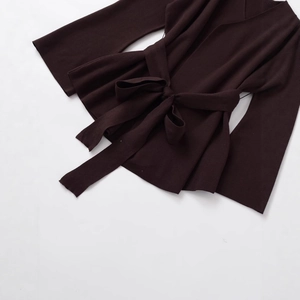 Cardigan in maglia marrone scuro con maniche a campana e cintura annodata in vita