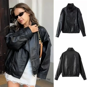 Vue détaillée du blouson en similicuir noir avec col montant et fermeture asymétrique