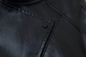 Vue détaillée d'une veste en cuir noir avec coutures premium et bouton-pression noir mat discret