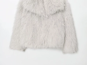 Détail de la veste en fausse fourrure avec revers épais et texture douce et hirsute