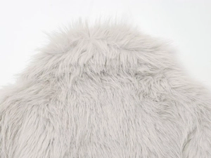 Vue macro de la texture du col en fausse fourrure gris clair et des fibres douces