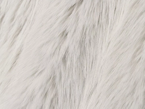 Gros plan sur la texture de fourrure synthétique blanche à poils longs et doux