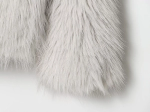 Vue macro détaillée de la texture du tissu en fausse fourrure grise pour manteau d'hiver