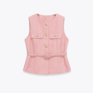 Elegant pink tweed vest jacket with round neck, gold buttons and matching waist belt