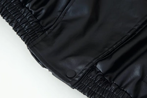 Vue détaillée de la veste en cuir noir avec bord élastique et bouton pression mat de ZA