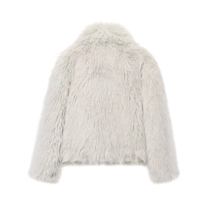 Vue arrière détaillée d'une veste en fausse fourrure gris clair à texture moelleuse