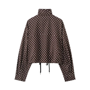 Detailansicht der braunen Polka-Dot-Jacke mit Stehkragen und verstellbarem Kordelzug