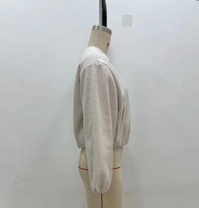 Vue latérale de la veste baseball beige avec épaules tombantes et poignets élastiques