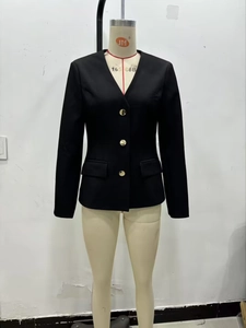 Vue détaillée du blazer court noir avec col en V et trois boutons dorés texturés