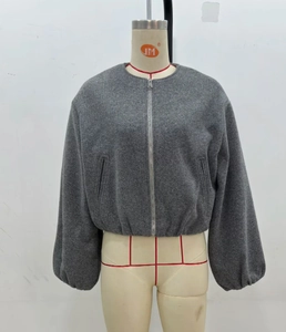 Détail de la veste aviateur courte grise avec ourlet côtelé et fermeture éclair