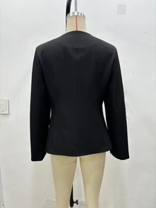 Vue arrière d'un blazer court noir avec épaulettes et coutures structurées sur mannequin