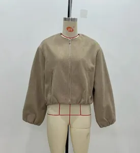 Détail de la veste en laine café clair avec col rond, zip métallique et texture douce
