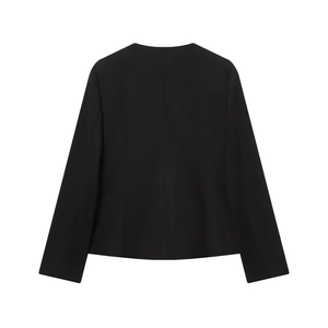 Blazer court noir chic pour femmes avec col rond et épaulettes vu de l'arrière en détail