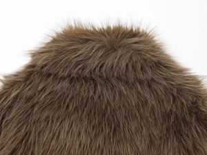 Gros plan sur la texture de fausse fourrure marron foncé avec un éclat soyeux