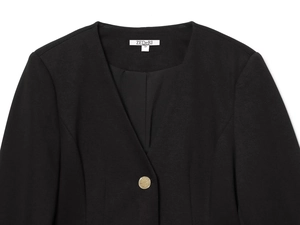 Détail du col d'un blazer noir avec bouton doré unique et étiquette de marque ZEDeRI