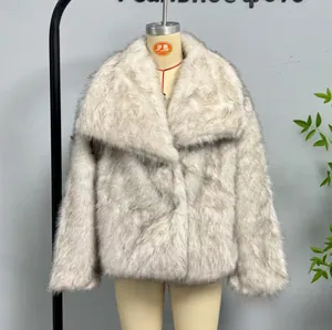 Gros plan d'un manteau en fausse fourrure grise et blanche avec texture épaisse et col