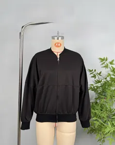 Détail du blouson aviateur noir avec col côtelé et texture de la fermeture éclair