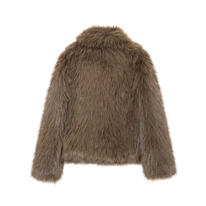 Détail de la texture en fausse fourrure marron café du large revers sur ce manteau d'hiver