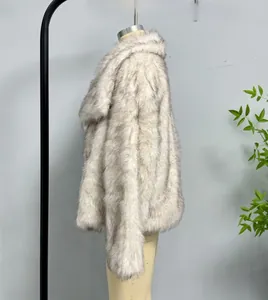 Gros plan détaillé sur la texture de la fausse fourrure beige avec pointes gris foncé