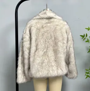 Détail de la texture en fausse fourrure dégradée grise et blanche d'une veste courte