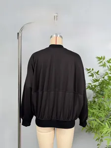 Vue arrière d'un blouson bomber noir avec épaules tombantes et poignets côtelés