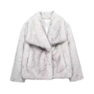 Manteau en fausse fourrure dégradé blanc et gris avec grand col et texture peluche