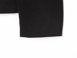 Détail de la manche en tissu sergé noir avec couture plate de haute qualité et texture fine