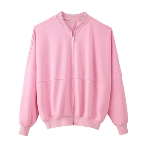 Détail d'une veste bomber rose avec col côtelé et fermeture éclair sur le devant