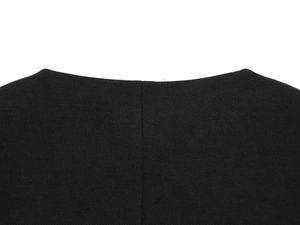 Vue détaillée de la texture du tissu tissé noir et de l'encolure sur la veste