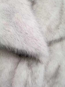Détail macro de fausse fourrure haut de gamme montrant des fibres dégradées gris et blanc