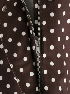Detail der dunkelbraunen Polka-Dot-Seersucker-Jacke mit silbernem Metallreißverschluss und Druckknopf