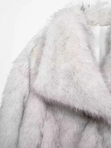 Détail du large revers d'un manteau en fausse fourrure avec une texture épaisse
