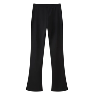 Détail à plat d'un pantalon évasé noir à taille haute en maille élastique douce