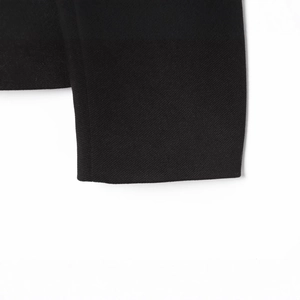 Veste blazer courte noire avec épaulettes, col rond et texture en sergé