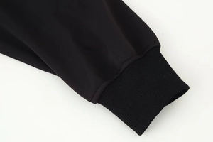 Vue détaillée des poignets élastiques noirs et des coutures de tissu de qualité supérieure